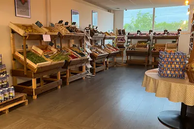 Section légumes du magasin.